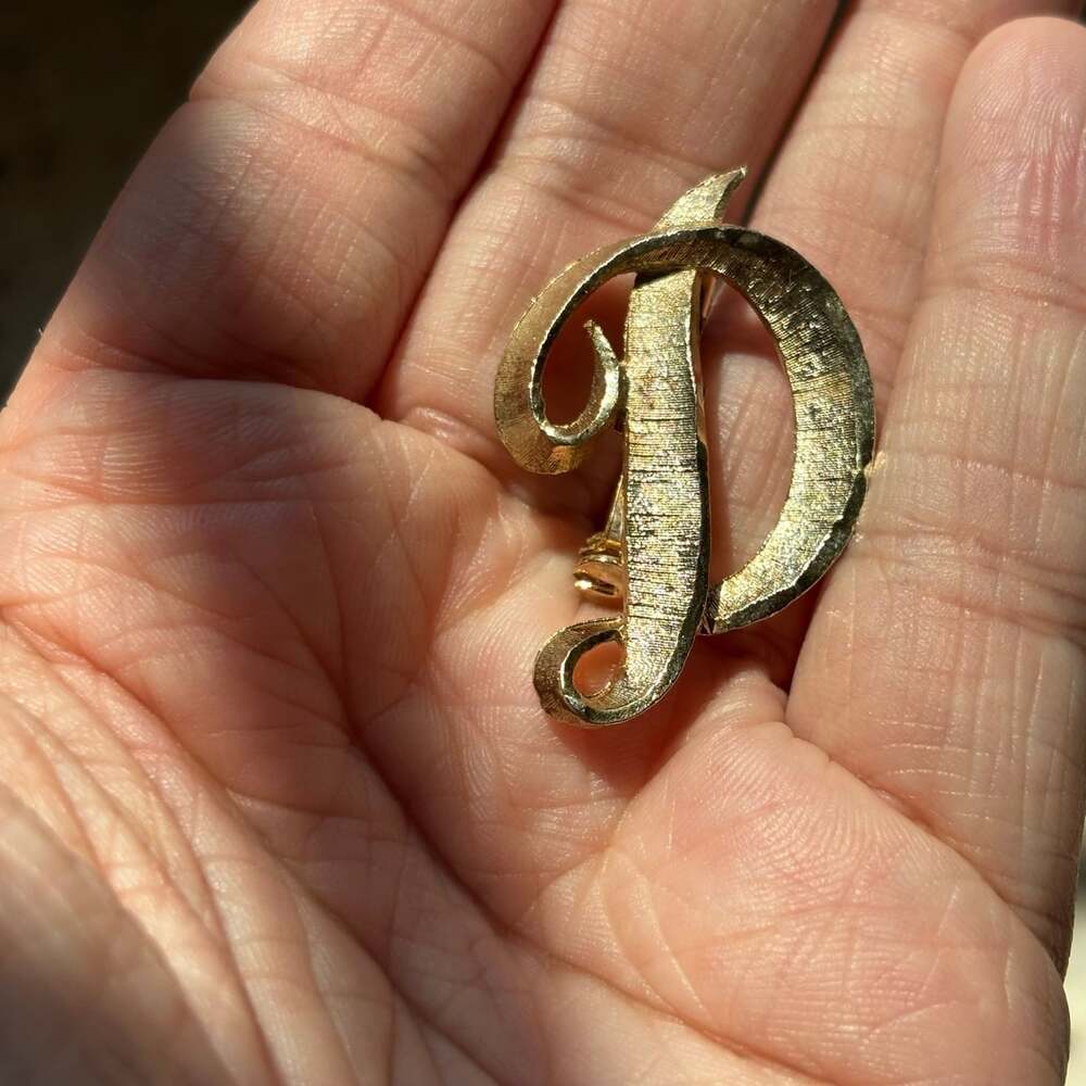 Mamselle Gold-Tone Letter D Brooch Pin - Signed - Pre-owned Good